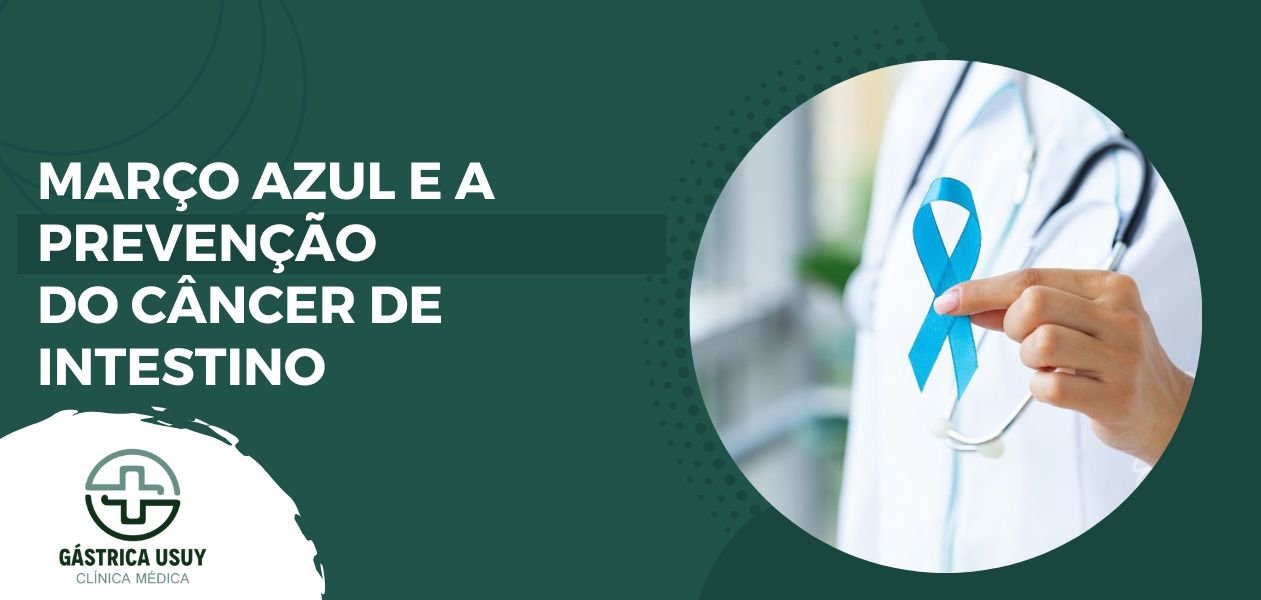 Banner com fundo verde escuro destacando a frase “Março Azul e a prevenção do câncer de intestino”. À direita, médico com estetoscópio segura um laço azul, símbolo da campanha.