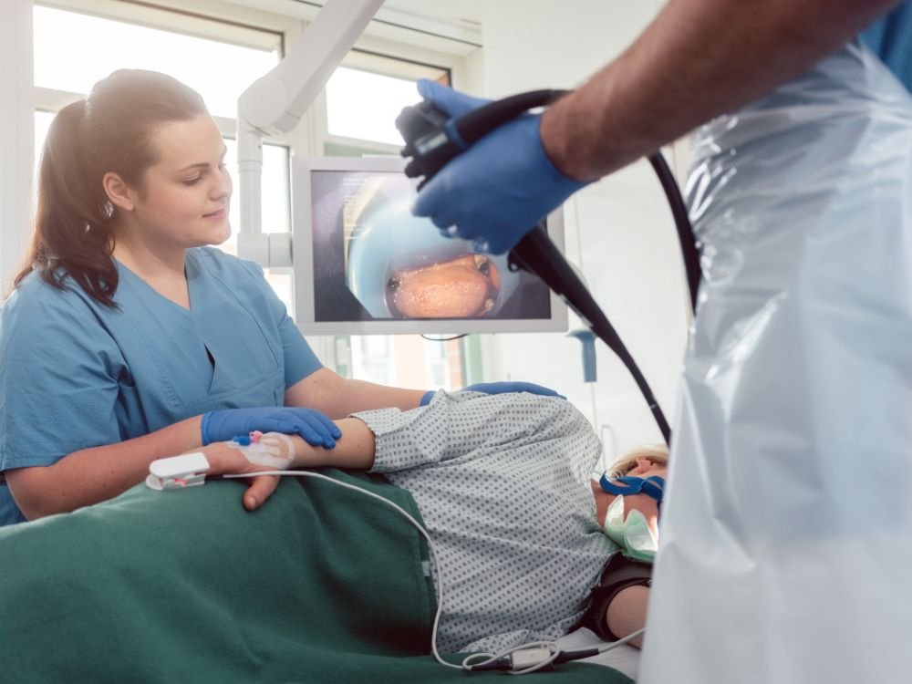 Exame de endoscopia em andamento com visualização interna na tela, destacando os cuidados e a precisão que reduzem os riscos da endoscopia.