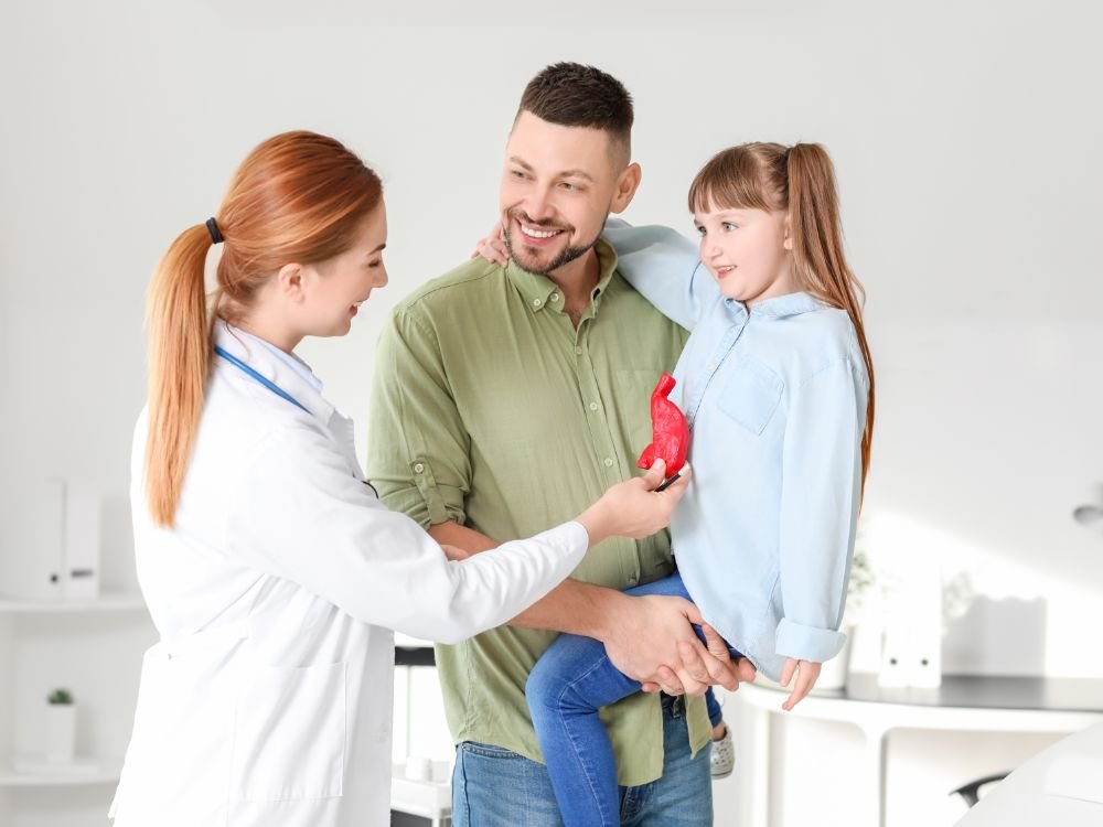 Médico explicando a função do estômago durante consulta com gastroenterologista em Florianópolis, em ambiente acolhedor e familiar.
