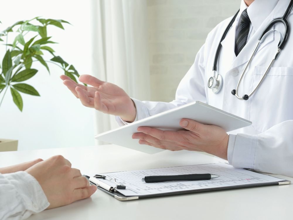 Consulta médica com análise de laudos e orientações após diagnóstico realizado pelo teste de hidrogênio e metano expirado.