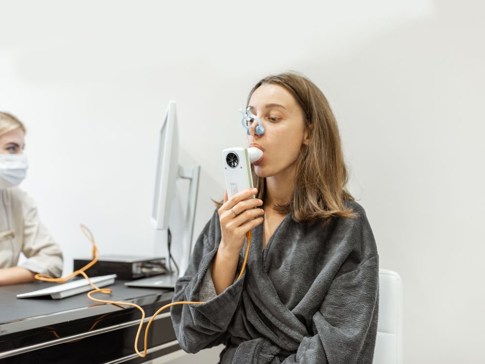 Paciente realizando exame respiratório em clínica, procedimento que exemplifica o teste de hidrogênio e metano expirado.