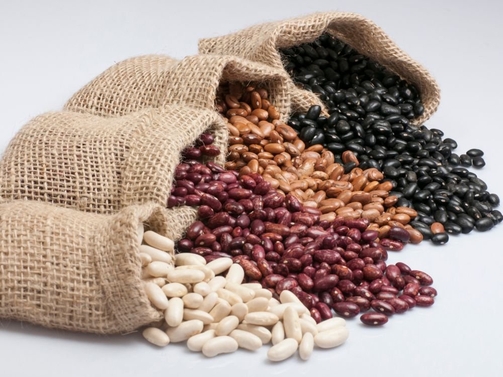 Alimentos ricos em ferro, como feijão e leguminosas, podem escurecer as fezes e causar a aparência de fezes pretas sem relação com doenças.