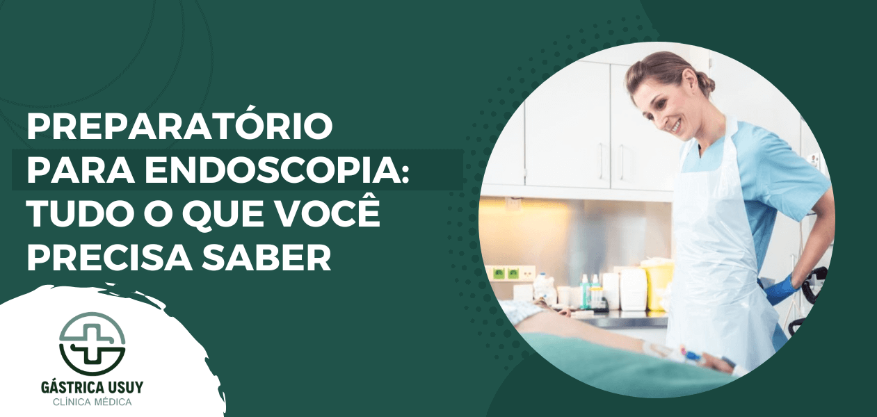 Profissional de saúde acompanhando paciente em sala de exame, ilustrando os cuidados essenciais e etapas do preparatório para endoscopia.