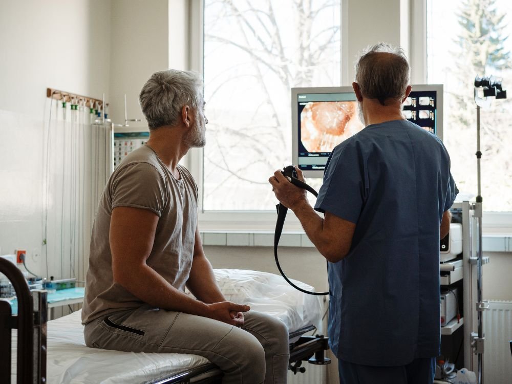 Exames médicos ajudam a identificar as causas das fezes pretas e diferenciar entre alterações benignas e problemas gastrointestinais graves.