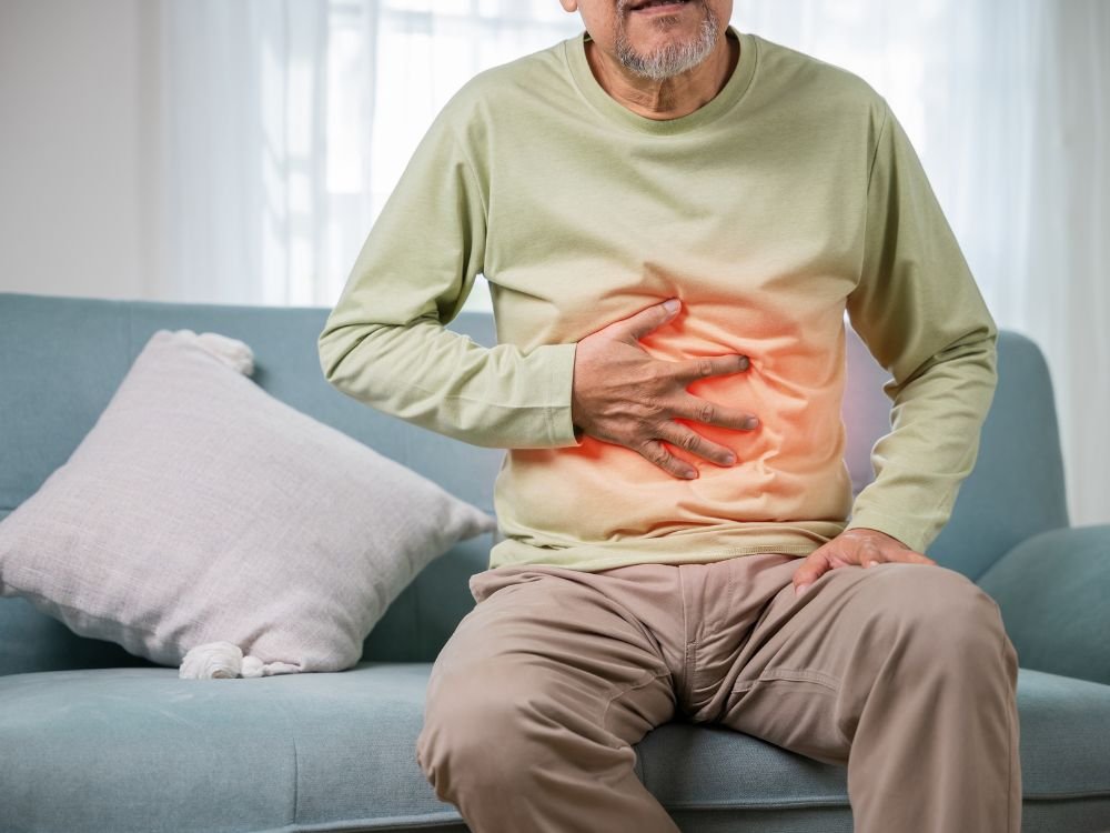 Desconforto abdominal pode ser sinal de fezes pretas, indicando sangramento digestivo ou alterações no estômago e intestino.