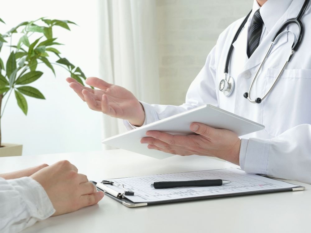 Médico orientando o paciente sobre o tempo de jejum para endoscopia e cuidados prévios ao exame.