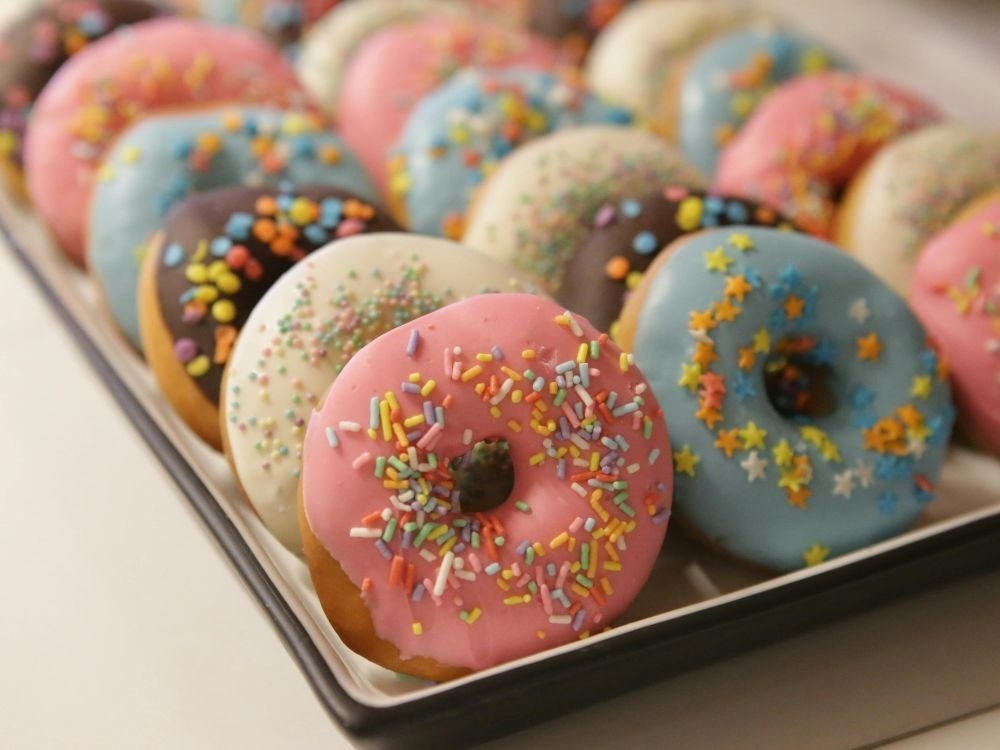 Fezes azuis podem surgir após consumo de alimentos com corantes artificiais, mas também merecem investigação clínica.