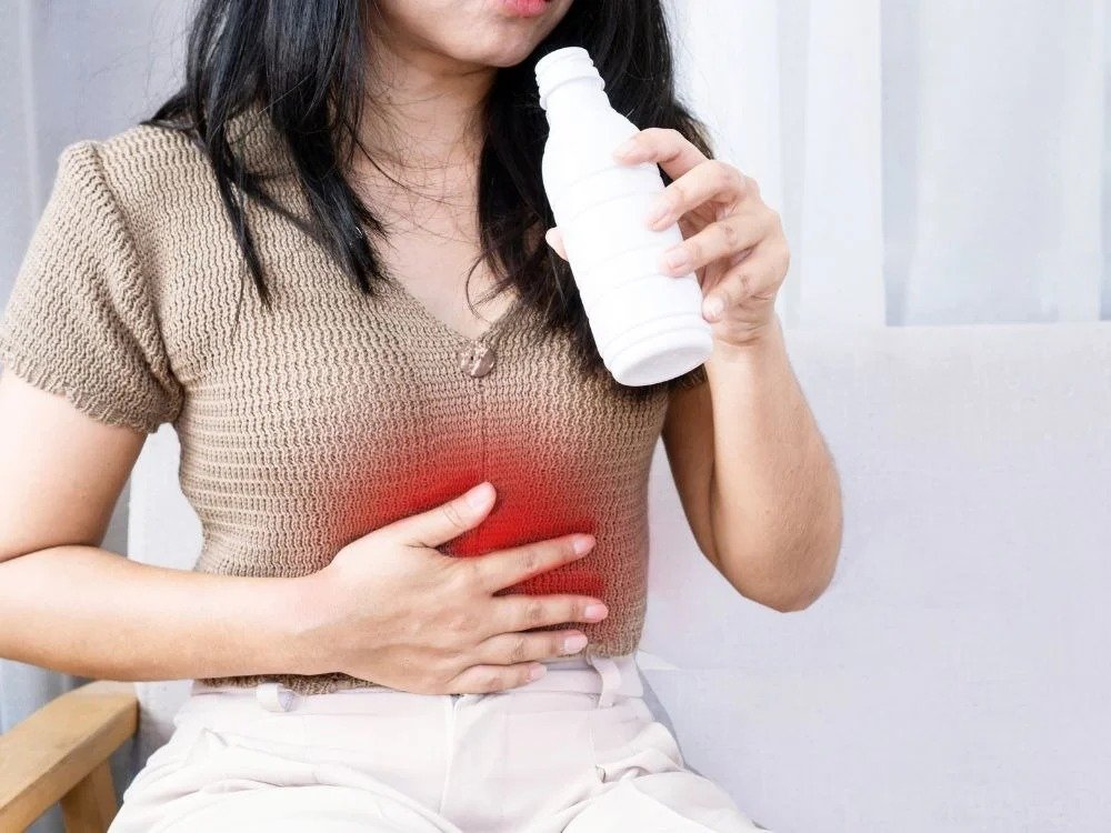 Sensação de queimação no estômago representada por dor na região abdominal durante consumo de líquido.