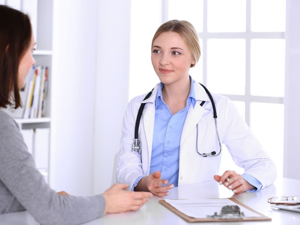 Consulta médica com orientação profissional sobre refluxo em adultos e formas de controle dos sintomas digestivos