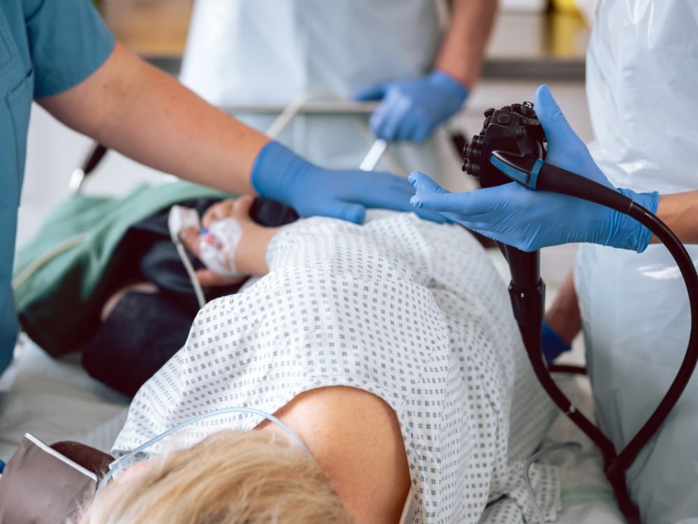 Paciente em exame de colonoscopia, procedimento usado para entender o que é adenoma no intestino e identificar alterações no cólon