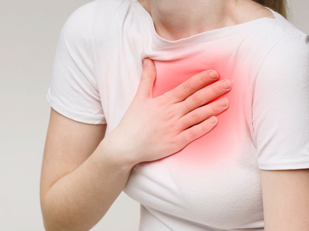 Mulher com dor e ardência no peito causadas por refluxo gastroesofágico durante crise de refluxo dura quanto tempo.