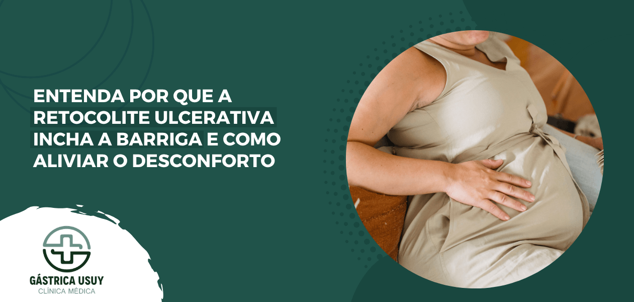 Capa de artigo sobre retocolite ulcerativa e inchaço abdominal, com mulher sentada no sofá e a mão apoiada sobre a barriga.