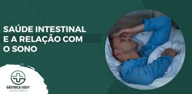 Arte com homem na cama e texto saúde intestinal e a relação com o sono, destacando como noites mal dormidas impactam o equilíbrio intestinal e bem-estar.