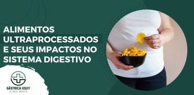 Pessoa segurando pote de salgadinho ilustra os impactos dos alimentos ultraprocessados no sistema digestivo.