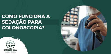 Banner com médico segurando endoscópio em ambiente clínico, ilustrando Como funciona a sedação para colonoscopia? durante o preparo e realização do exame.