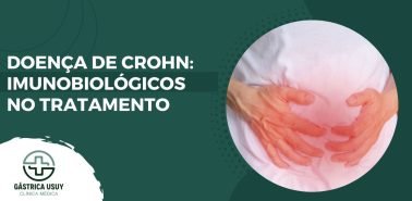 Banner sobre Doença de Crohn com imunobiológicos no tratamento, mostrando mãos sobre abdômen com área avermelhada indicando dor abdominal.