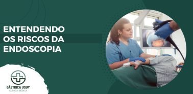 Profissionais realizam exame com paciente monitorado, ilustrando segurança, preparo e cuidados envolvidos para minimizar os riscos da endoscopia.