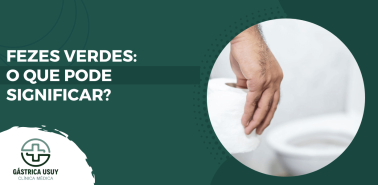 Imagem de banner com texto "FEZES VERDES: O QUE PODE SIGNIFICAR?". Ao lado, uma foto de uma mão segurando um rolo de papel higiênico sobre um vaso sanitário, ilustrando o tema da saúde intestinal. A imagem contém o logo da clínica Gástrica Usuy.