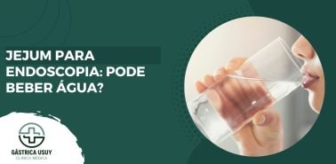 Mulher bebendo água ao lado da pergunta "Jejum para endoscopia: pode beber água?" com logo da Clínica Gástrica Usuy.