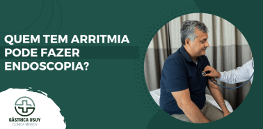 Banner informativo com médico avaliando paciente em consulta clínica sobre quem tem arritmia pode fazer endoscopia com segurança, da Clínica Gástrica Usuy.