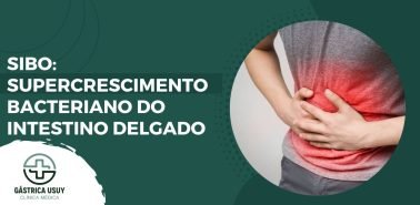 Homem com dor abdominal representando sintomas do SIBO, supercrescimento bacteriano do intestino delgado, condição que afeta a saúde digestiva.
