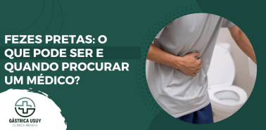 Homem com dor abdominal próxima ao vaso sanitário, ilustrando sintomas que podem estar relacionados às fezes pretas e alertam para avaliação médica.