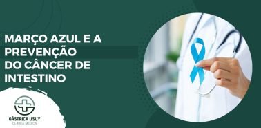 Banner com fundo verde escuro destacando a frase “Março Azul e a prevenção do câncer de intestino”. À direita, médico com estetoscópio segura um laço azul, símbolo da campanha.