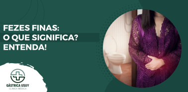Imagem com mulher segurando o abdômen em frente ao banheiro, com a frase: Fezes finas, o que significa? Entenda!