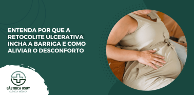 Capa de artigo sobre retocolite ulcerativa e inchaço abdominal, com mulher sentada no sofá e a mão apoiada sobre a barriga.