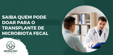 Texto alt: Médico realiza atendimento em consultório enquanto conversa com paciente, ilustrando quem pode doar para o transplante de microbiota fecal e os critérios de avaliação médica.
